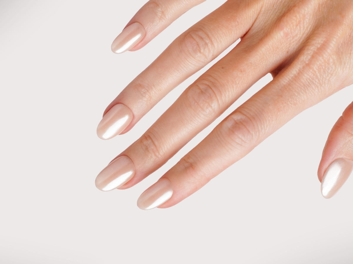 Chrome Powder Nägel mit Perlmuttschimmer