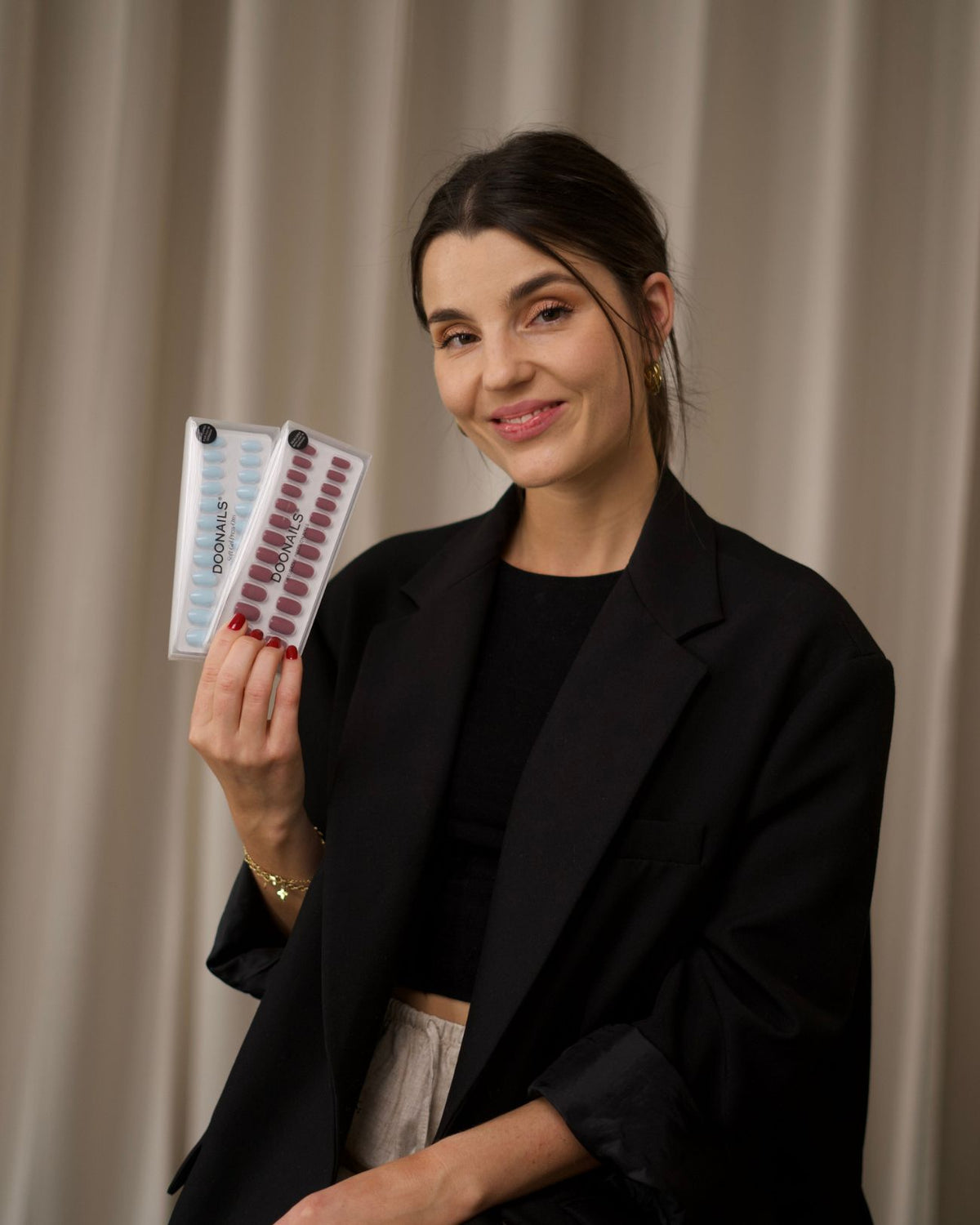 Mitgründerin Elisa erklärt Soft Gel Press Ons