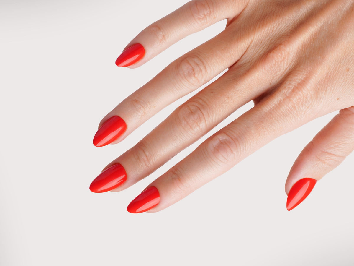 Neon rote Nägel in Almond