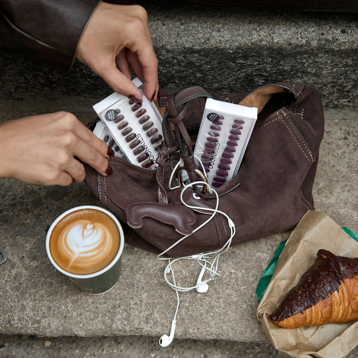 <div class="metafield-rich_text_field"><h2>Dunkles Kaffeebraun</h2><p>Mit kühlem Unterton, in zwei Längen</p></div>