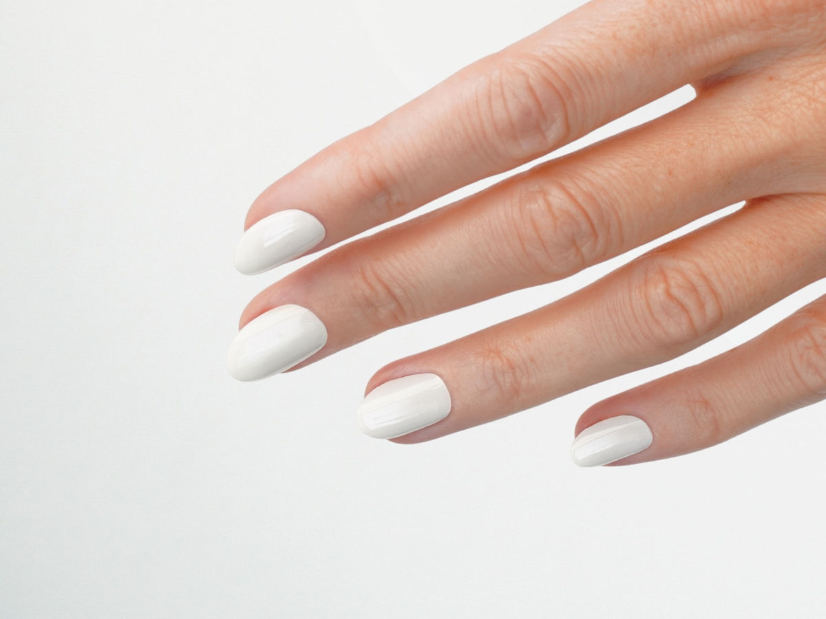 Winternägel mit weißen Gel Strips